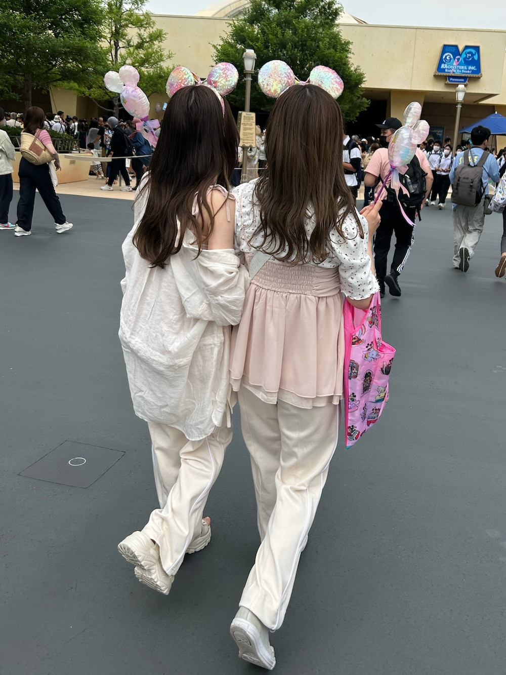 ピンク系のキャミソール、ホワイト系のTシャツ/カットソー、ピンク系のスラックスを着用したレディースの夏コーディネートの2枚目の写真