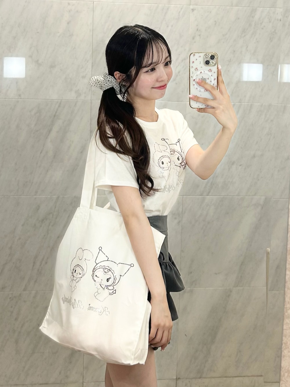 ホワイト系のTシャツ/カットソー、グレー系のスカート、ホワイト系のバッグを着用したレディースの夏コーディネートの4枚目の写真