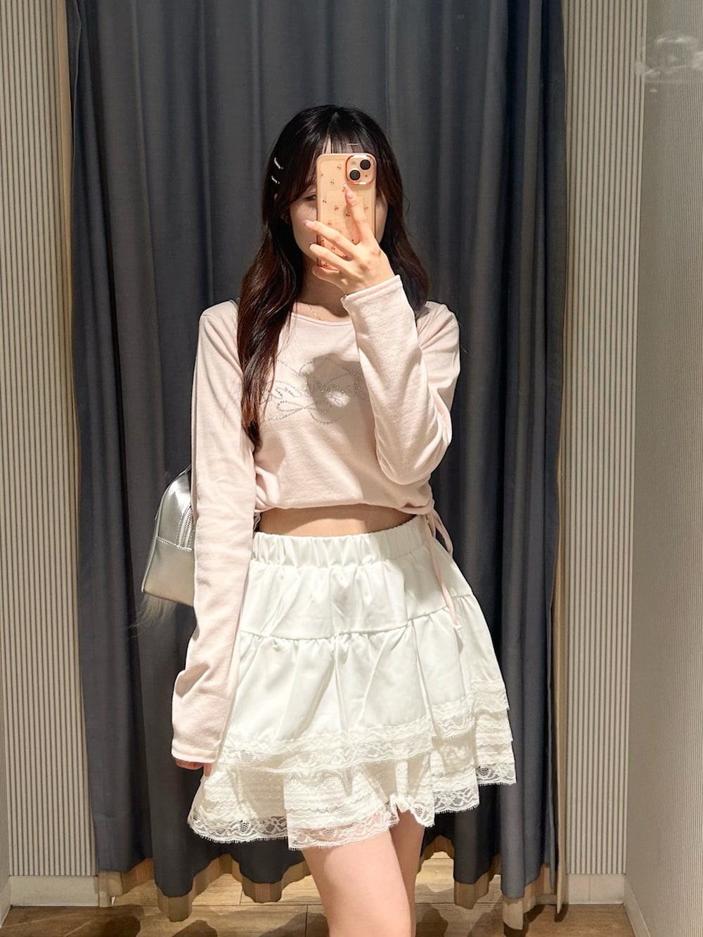 ホワイト系のスニーカー、ホワイト系のスカート、ピンク系のTシャツ/カットソーを着用したレディースの夏コーディネートの3枚目の写真