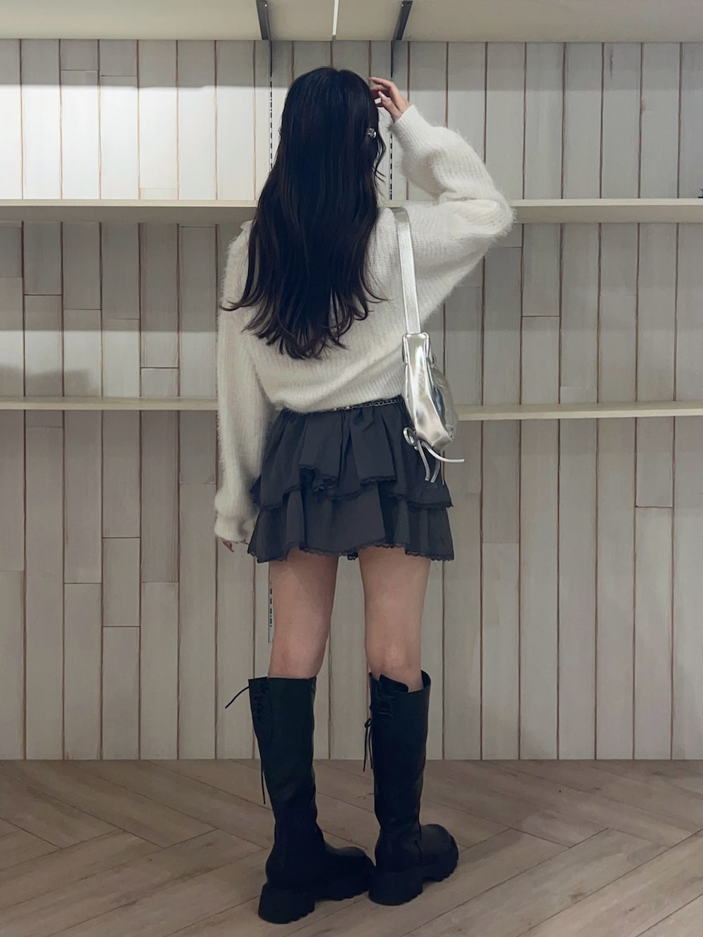 ホワイト系のカーディガン/ボレロ、シルバー系のショルダーバッグ、グレー系のスカートを着用したレディースの秋コーディネートの5枚目の写真