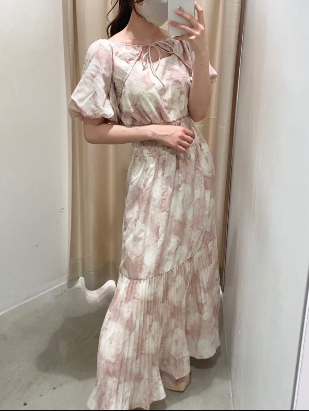 ピンク系のワンピース、ホワイト系のサンダルを着用したレディースの春コーディネートの5枚目の写真