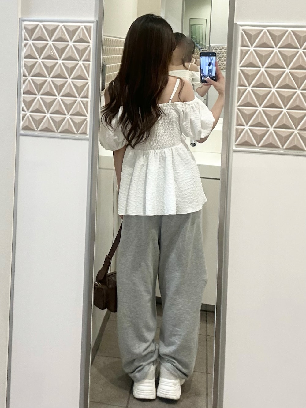 グレー系のスウェットパンツ、ホワイト系のシャツ/ブラウス、ブラウン系のショルダーバッグを着用したレディースの夏コーディネートの4枚目の写真