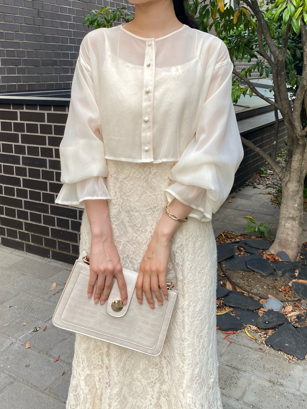 ホワイト系のワンピース、ホワイト系のその他シューズを着用したレディースの夏コーディネートの4枚目の写真