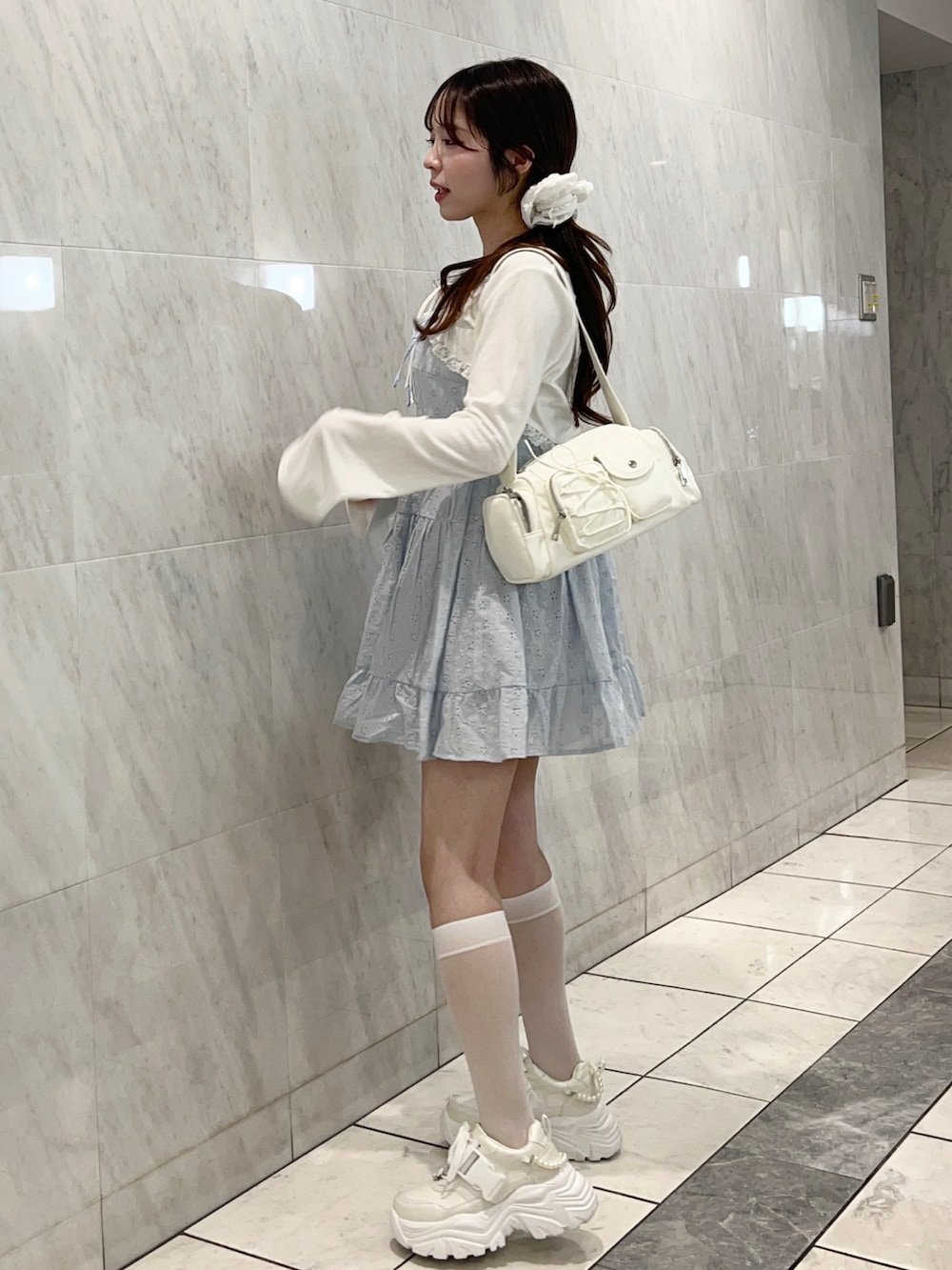 「ボレロ、セットアイテム、ワンピース、ホワイトコーデ、ブルー、キャミワンピ、ガーリー、スニーカー、プチプラ、オリーブ デ オリーブ(OLIVE des OLIVE)、韓国ファッション、骨格ウェーブ、低身長、休日スタイル、今日のコーデ」｜「OLIVE des OLIVEのレースアップミニキャミワンピース（ワンピース、ブルー系）」を使った、Yu.さん（レディース・150cm）の春コーディネートの4枚目の写真
