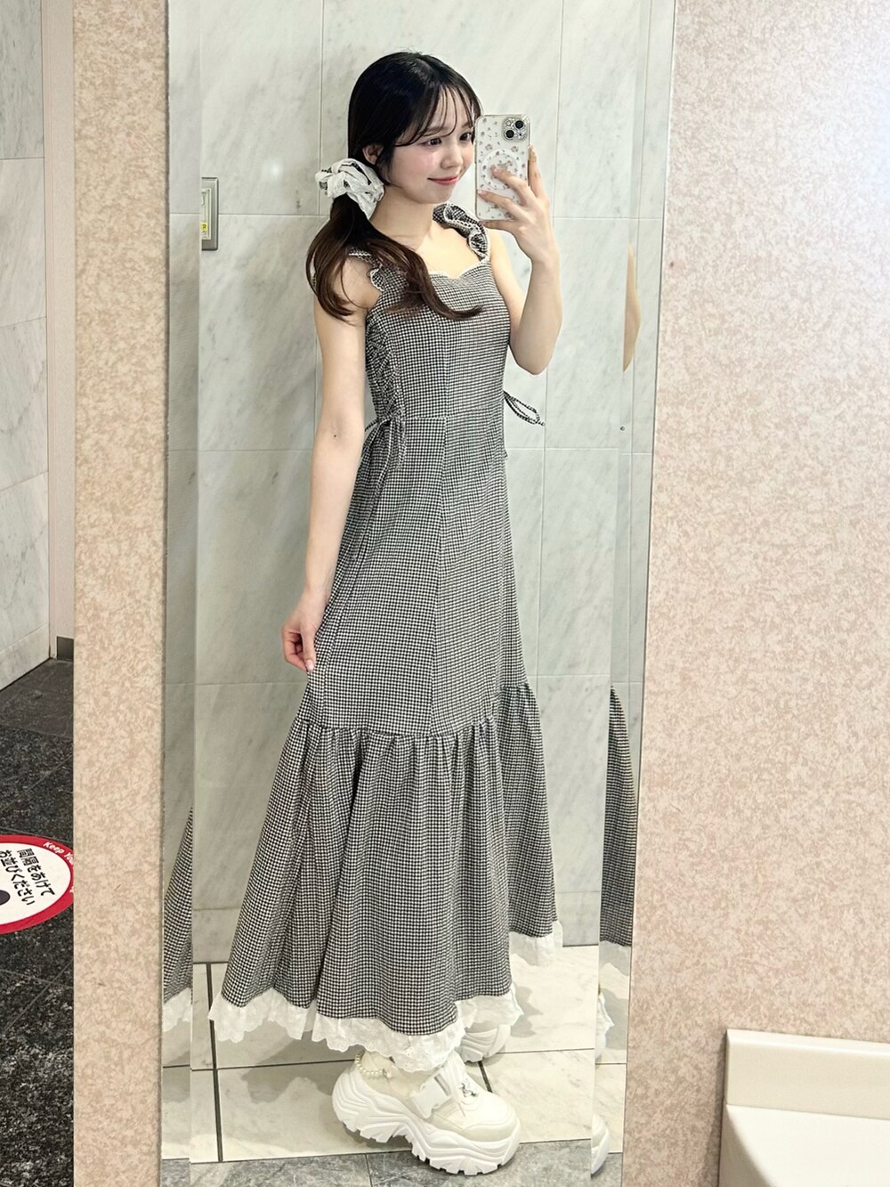 ホワイト系のシューズ、その他のワンピース、ホワイト系のバッグを着用したレディースの春コーディネートの4枚目の写真