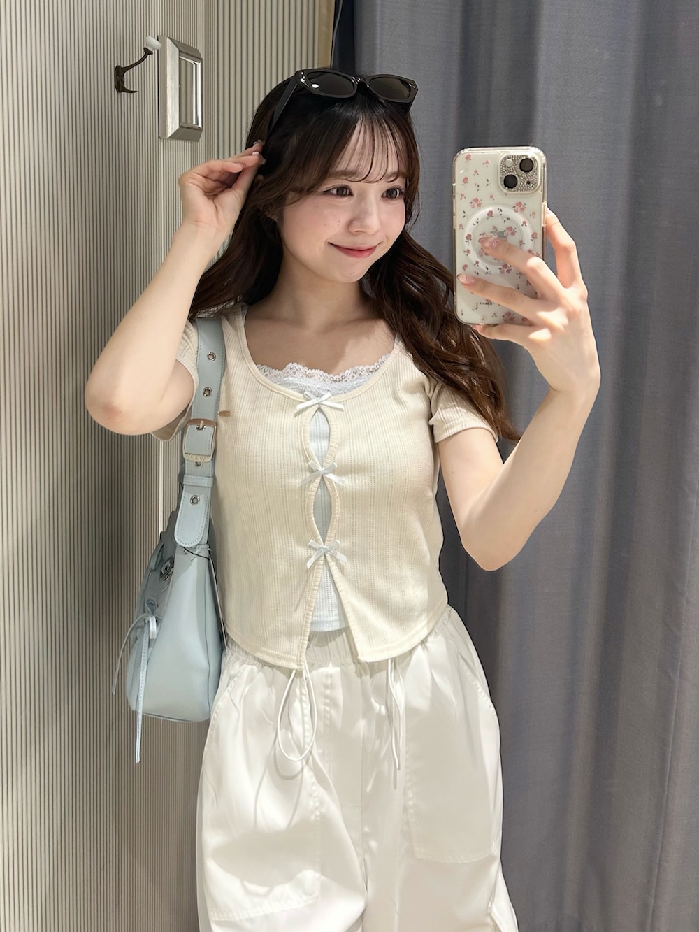 ピンク系のシューズ、ホワイト系のカーゴパンツ、ホワイト系のTシャツ/カットソーを着用したレディースの春コーディネートの4枚目の写真