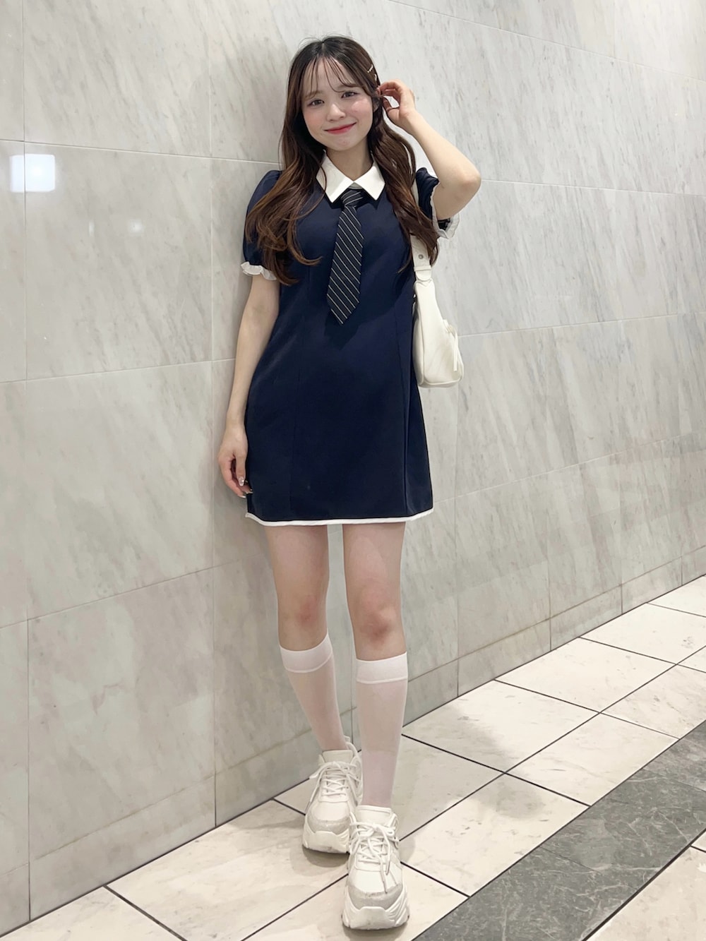 ホワイト系のショルダーバッグ、ホワイト系のその他シューズ、ブルー系のワンピースを着用したレディースの春コーディネートの2枚目の写真