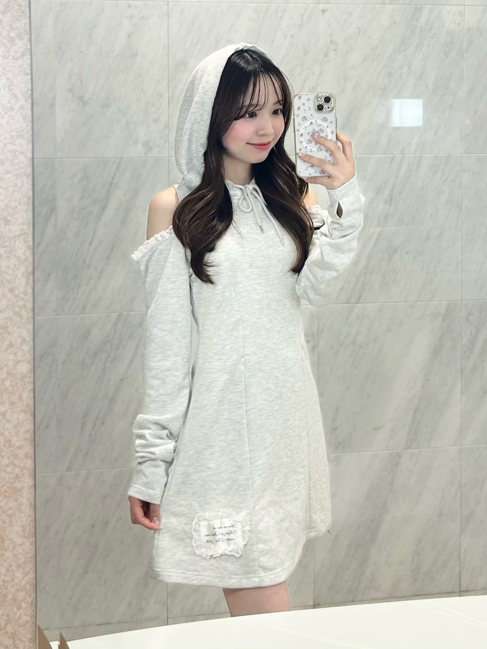 ホワイト系のシューズ、ホワイト系のバッグ、グレー系のワンピース/ドレスを着用したレディースの春コーディネートの5枚目の写真