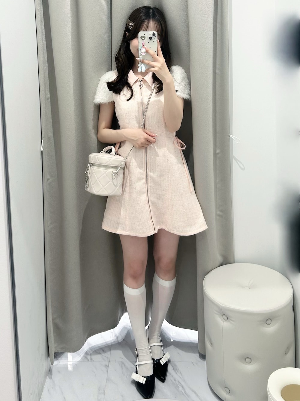 ピンク系のワンピース、ホワイト系のショルダーバッグ、ブラック系のドレスシューズを着用したレディースの春コーディネートの4枚目の写真