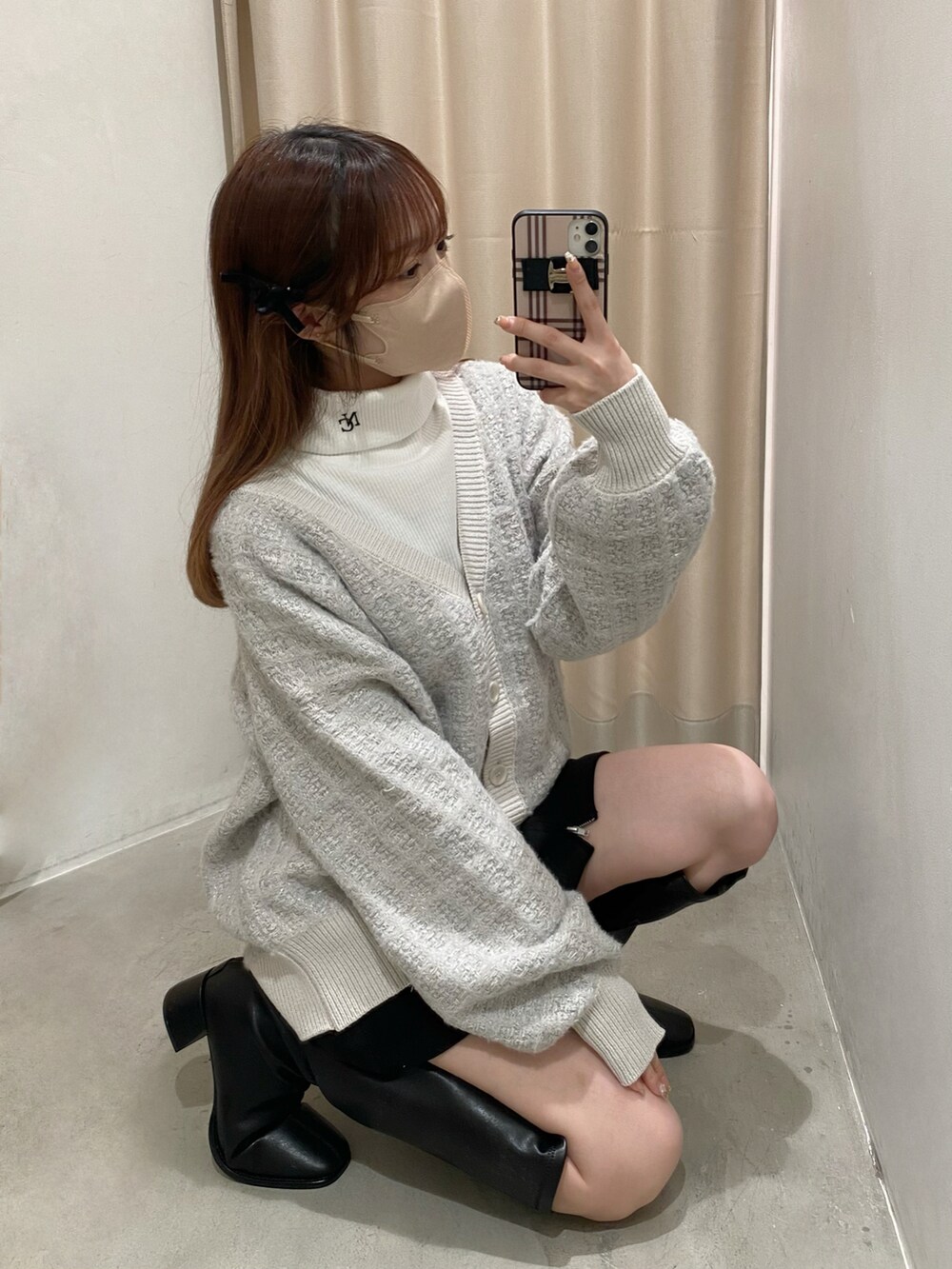 グレー系のカーディガン/ボレロ、ホワイト系のTシャツ/カットソー、ブラック系のその他パンツを着用したレディースの冬コーディネートの4枚目の写真