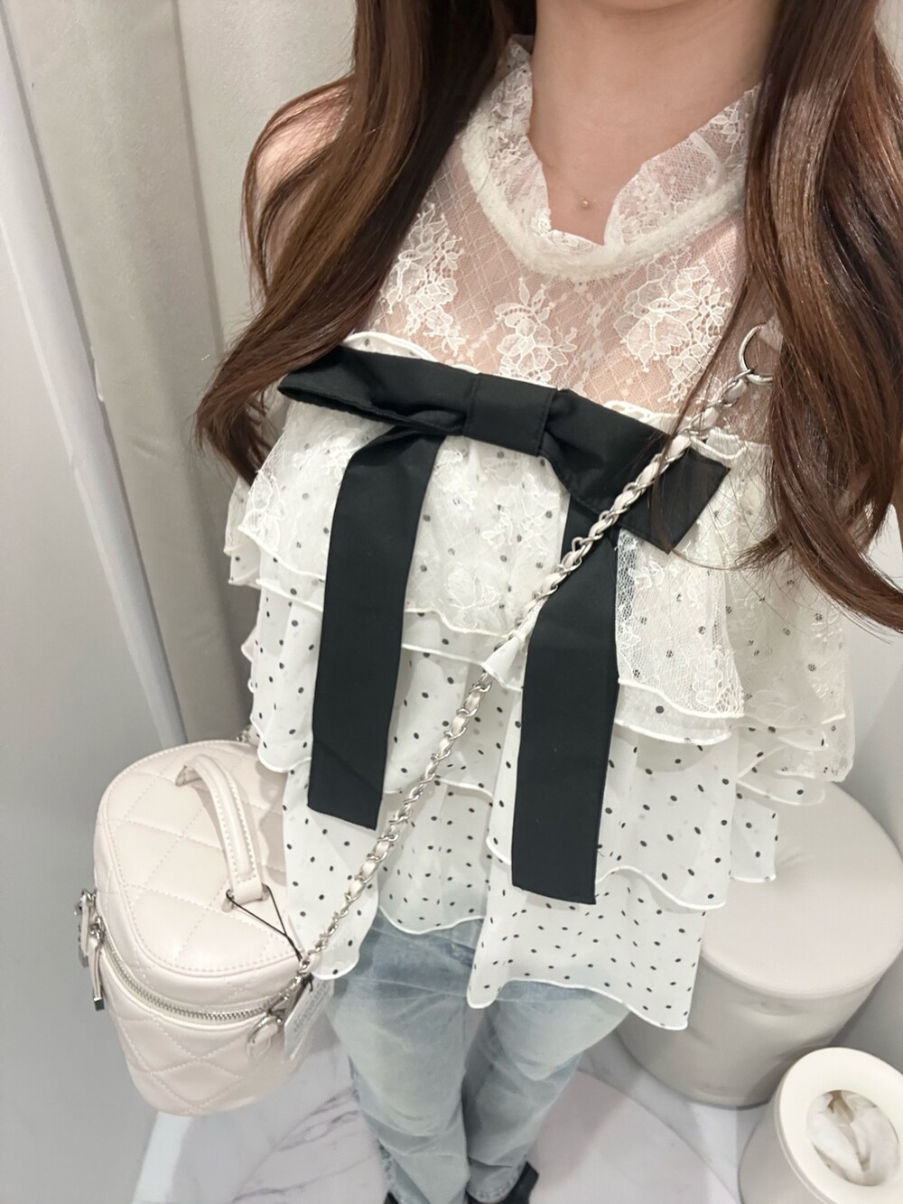 ホワイト系のシャツ/ブラウス、ブルー系のデニムパンツ、ホワイト系のショルダーバッグを着用したレディースの夏コーディネートの6枚目の写真