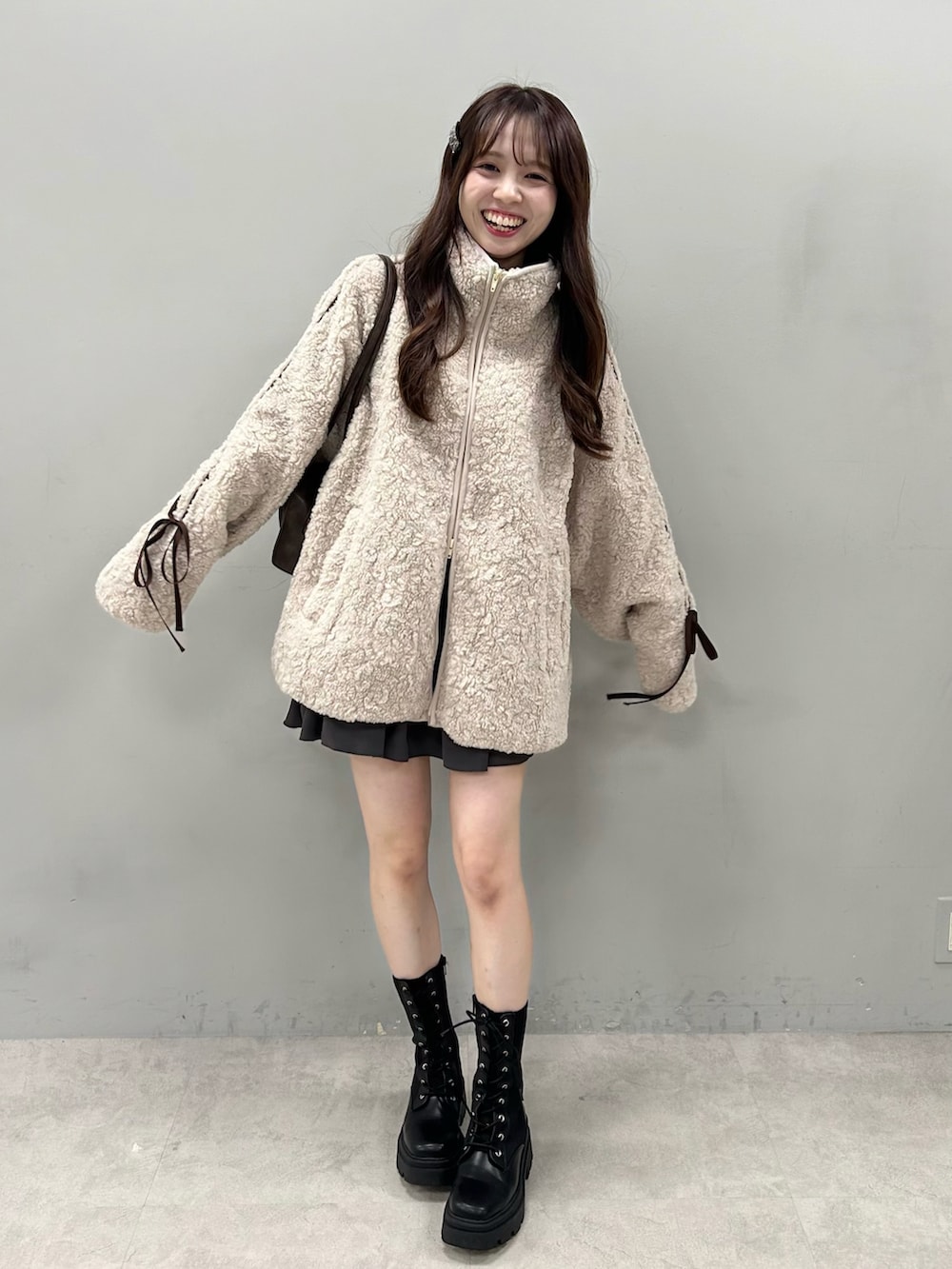 「秋コーデ、今日のコーデ、シンプルスタイル、ゆるコーデ、ビックシルエット、ボア、ボアジャケット、リボン、低身長、オリーブ デ オリーブ(OLIVE des OLIVE)、いいね、save、フォローお願いします🤑、ブラウン、ベージュ、ブーツ、淡色コーデ」｜「OLIVE des OLIVEの【SNSで話題の！】袖リボンボアブルゾン（ブルゾン、ベージュ系）」を使った、Yu.さん（骨格ウェーブ・レディース・150cm）の秋コーディネートの2枚目の写真