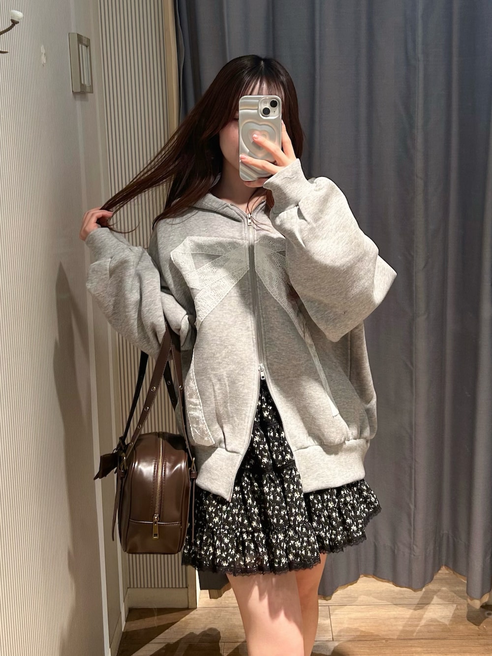 ブラウン系のショルダーバッグ、その他のスカート、グレー系のTシャツ/カットソーを着用したレディースの冬コーディネートの2枚目の写真