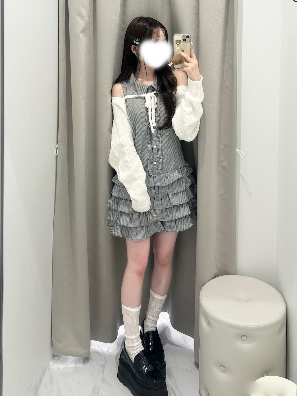 ブラック系のワンピース、ホワイト系のカーディガン/ボレロ、ブラック系のローファーを着用したレディースの春コーディネートの3枚目の写真