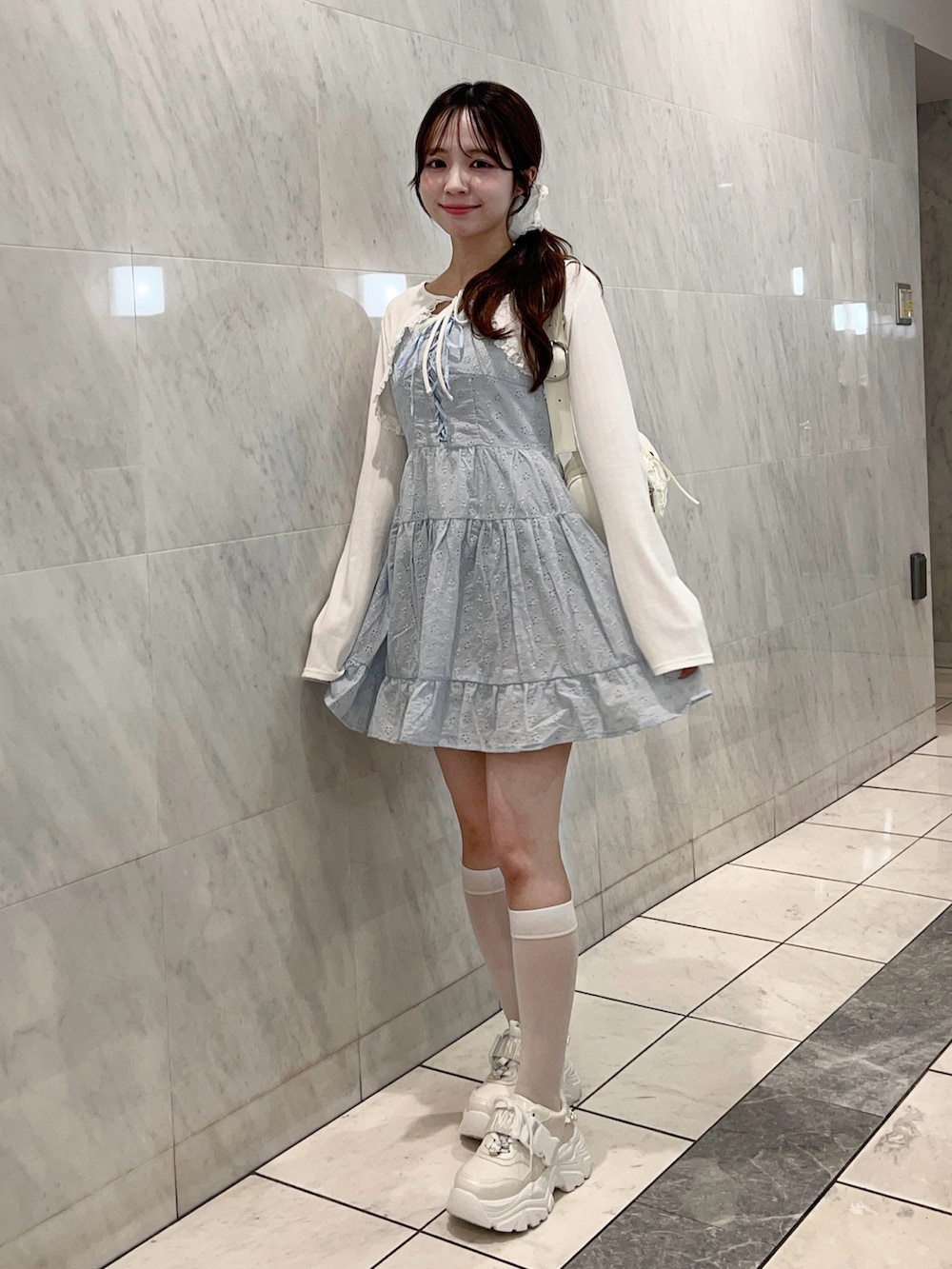 「ボレロ、セットアイテム、ワンピース、ホワイトコーデ、ブルー、キャミワンピ、ガーリー、スニーカー、プチプラ、オリーブ デ オリーブ(OLIVE des OLIVE)、韓国ファッション、骨格ウェーブ、低身長、休日スタイル、今日のコーデ」｜「OLIVE des OLIVEのレースアップミニキャミワンピース（ワンピース、ブルー系）」を使った、Yu.さん（レディース・150cm）の春コーディネートの2枚目の写真