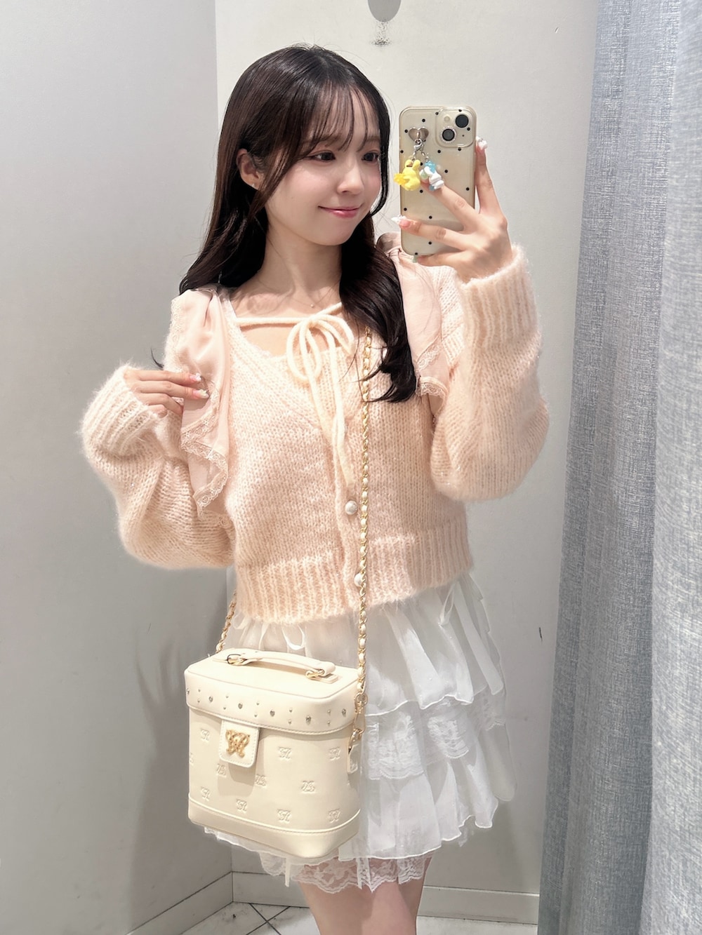 ホワイト系のその他シューズ、ピンク系のトップス、ピンク系のニット/セーターを着用したレディースの秋コーディネートの6枚目の写真