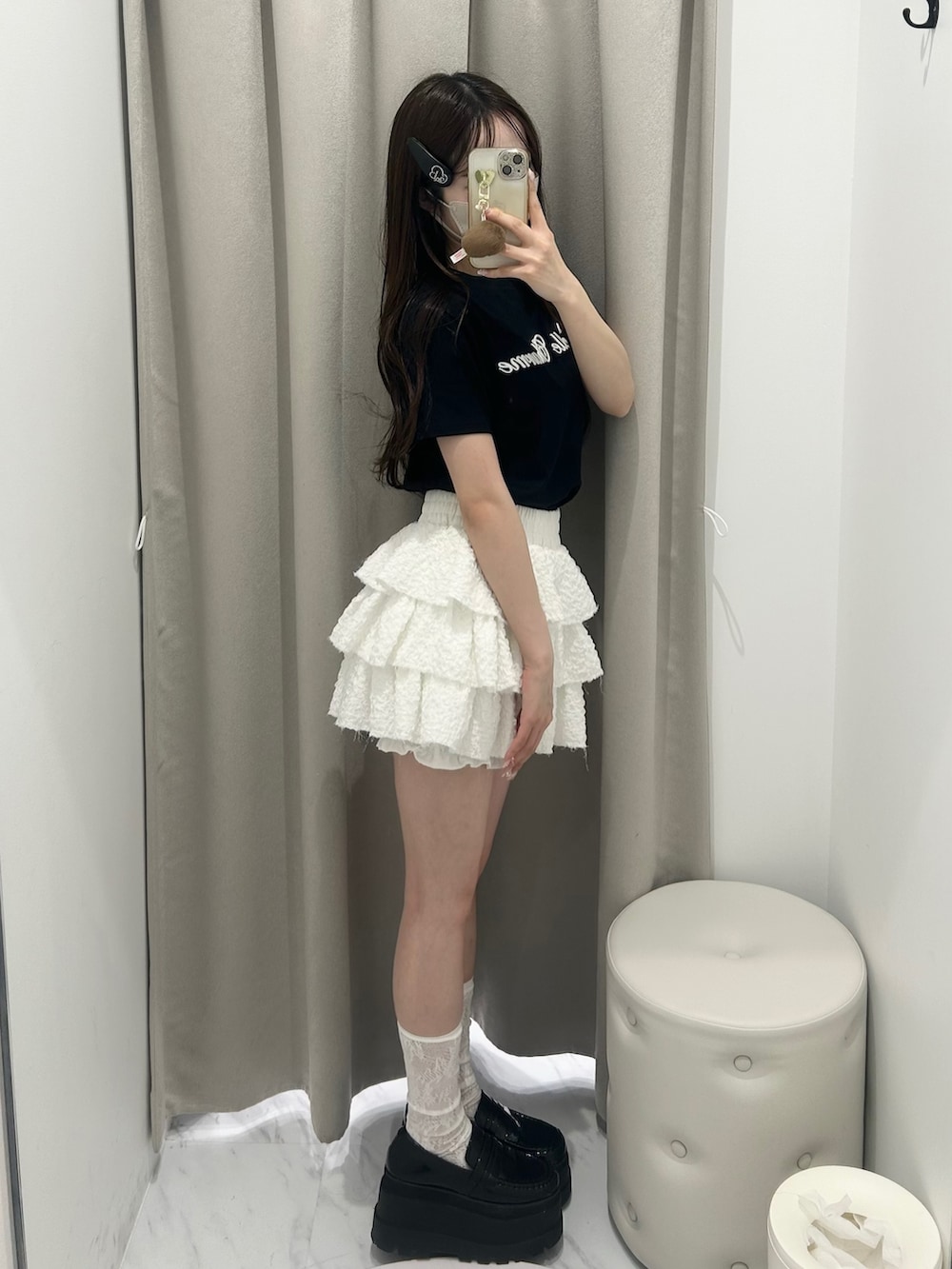 ブラック系のスカート、ブラック系のTシャツ/カットソー、ブラック系のローファーを着用したレディースの春コーディネートの3枚目の写真