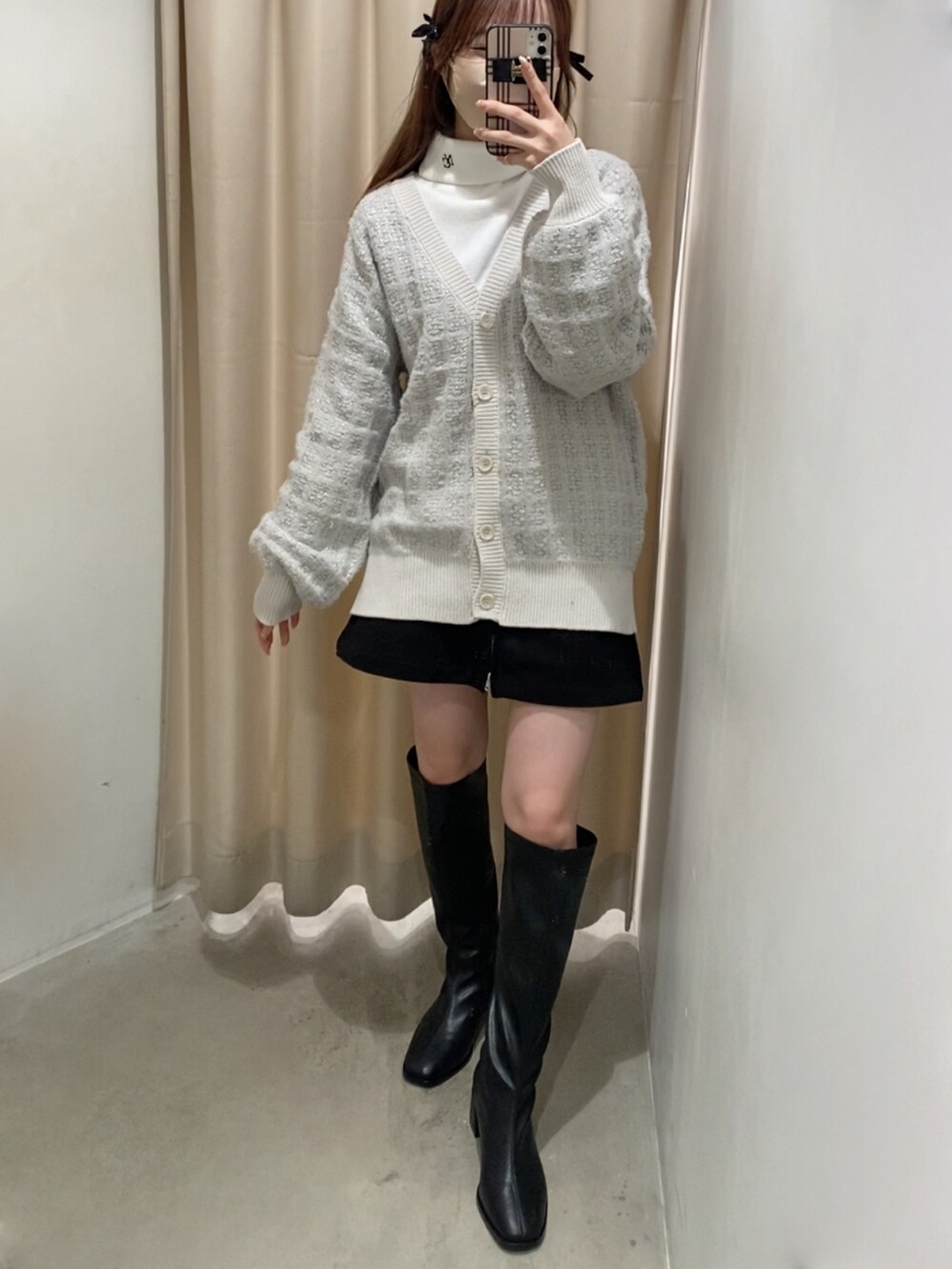 グレー系のカーディガン/ボレロ、ホワイト系のTシャツ/カットソー、ブラック系のその他パンツを着用したレディースの冬コーディネートの3枚目の写真