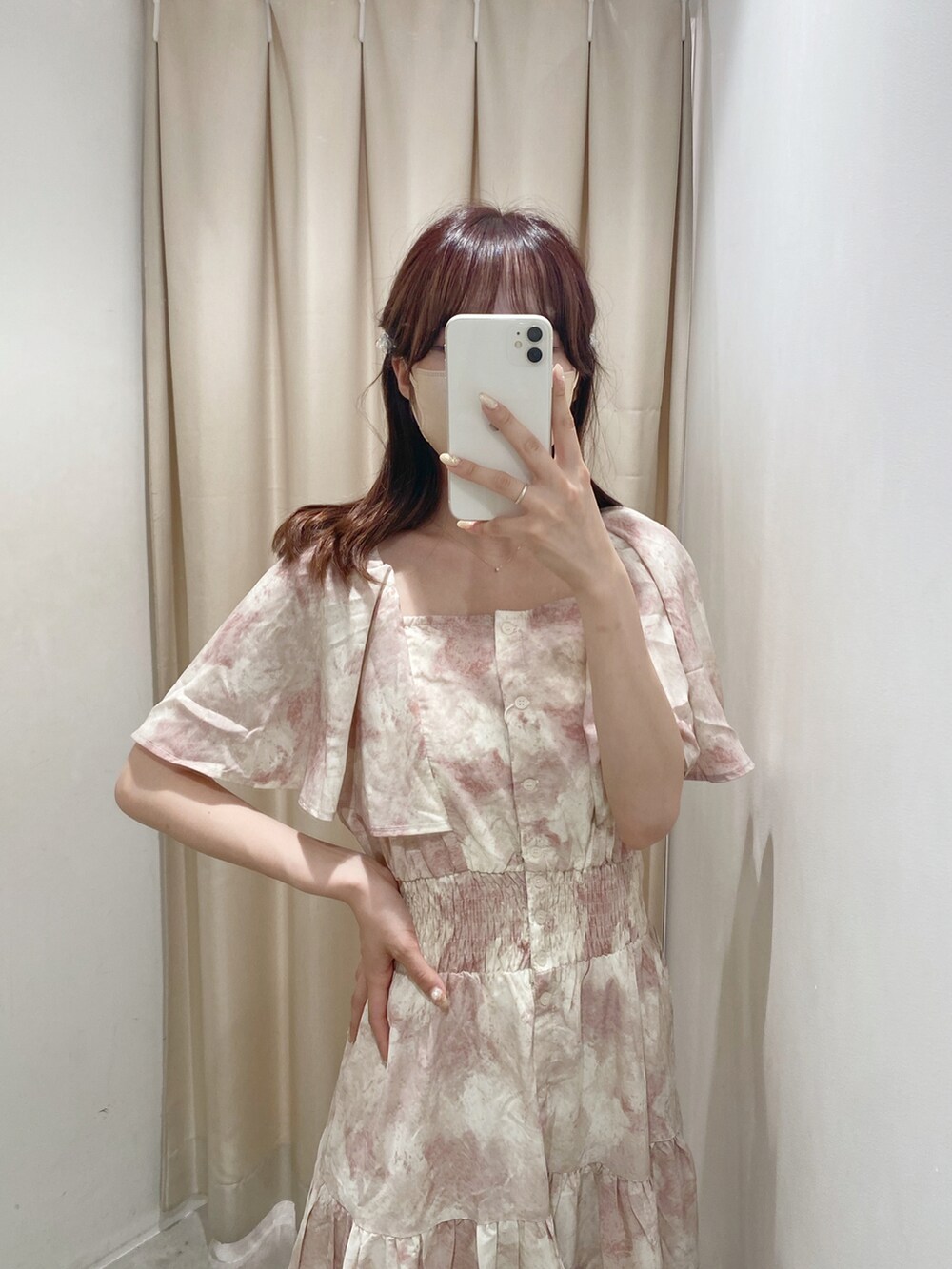 ホワイト系のサンダル、ピンク系のワンピースを着用したレディースの夏コーディネートの2枚目の写真