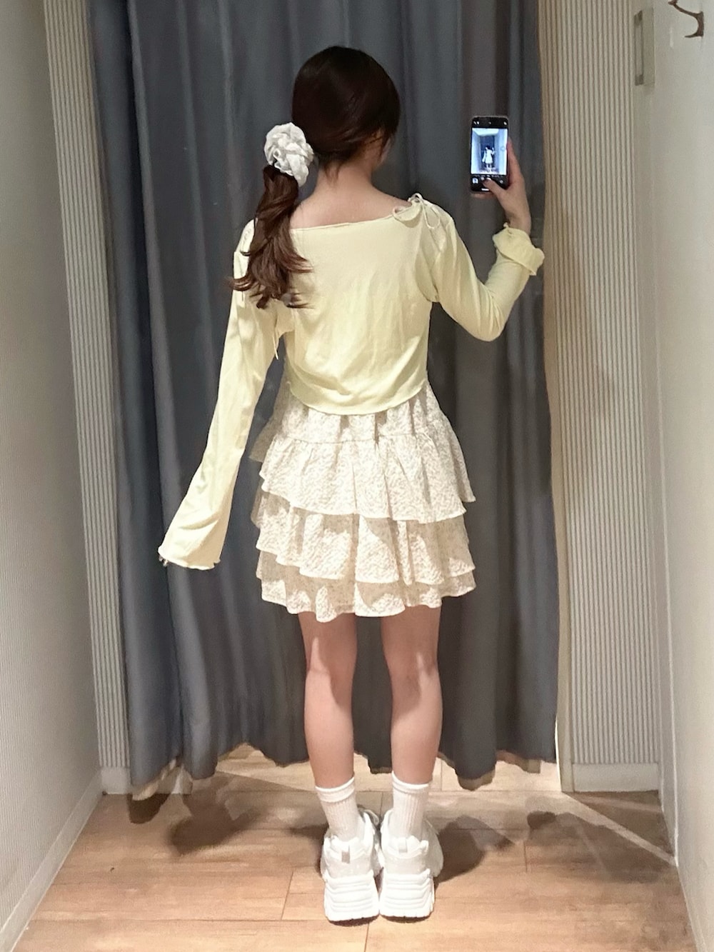 イエロー系のワンピースを着用したレディースの春コーディネートの4枚目の写真