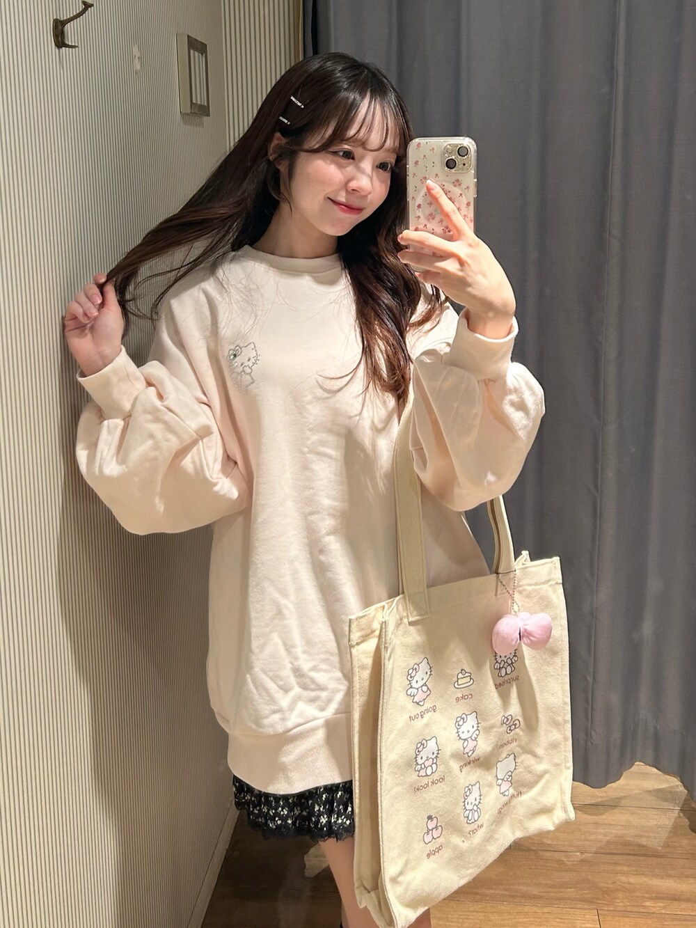 ピンク系のシューズ、ピンク系のトップス、その他のスカートを着用したレディースの冬コーディネートの2枚目の写真