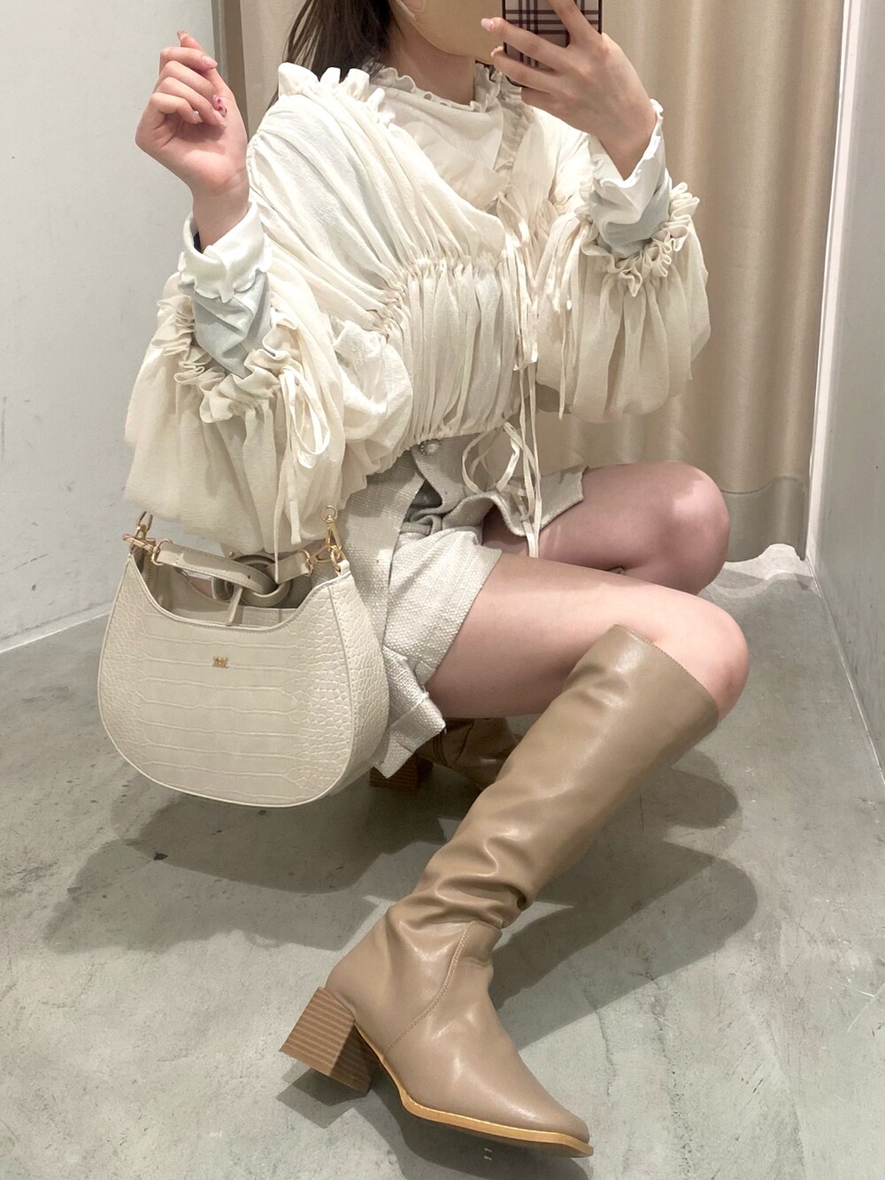 ベージュ系のその他パンツ、ホワイト系のシャツ/ブラウス、ホワイト系のショルダーバッグを着用したレディースの春コーディネートの2枚目の写真