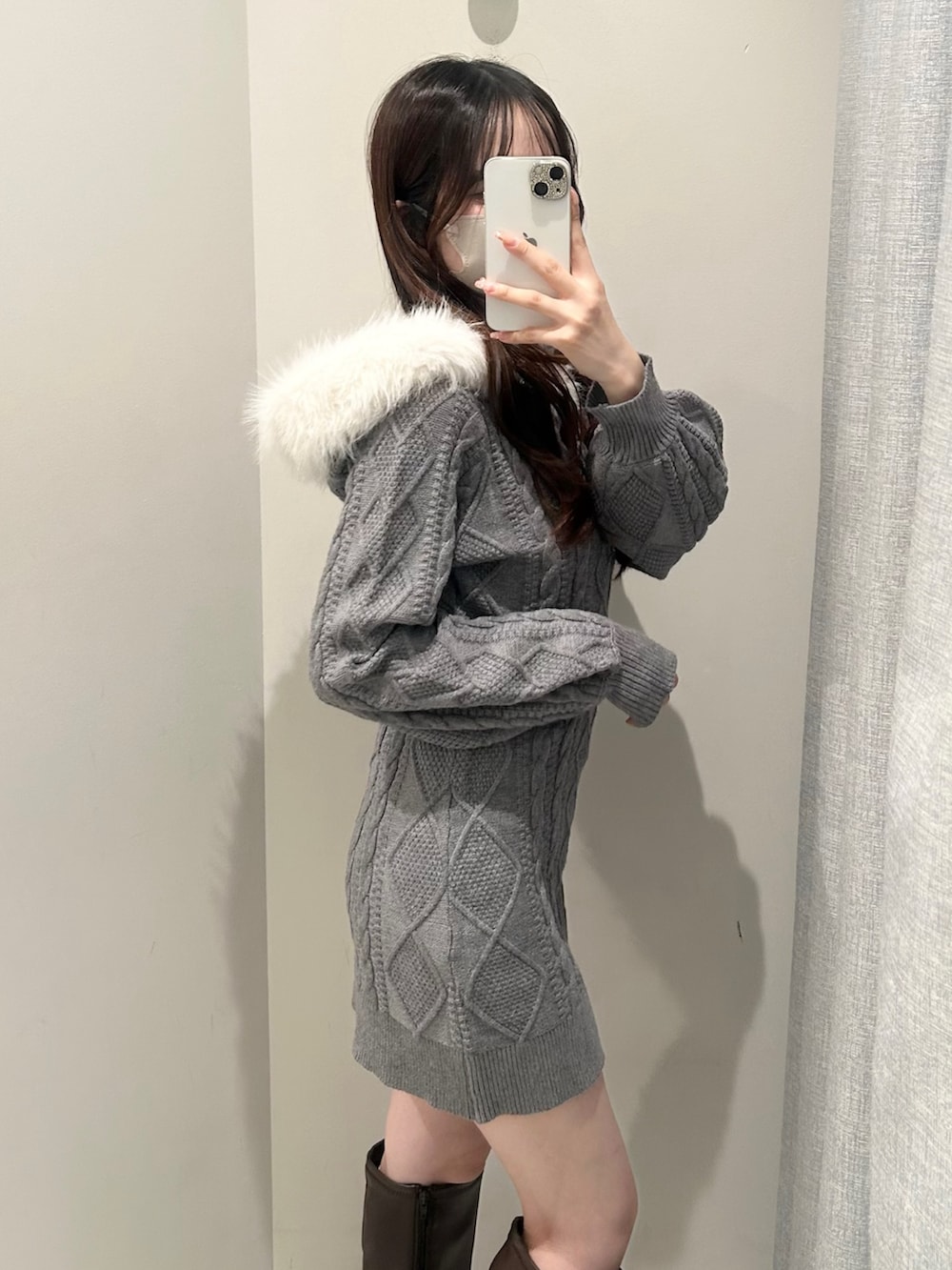 グレー系のワンピース、ホワイト系のトートバッグ、ブラウン系のブーツを着用したレディースの秋コーディネートの3枚目の写真