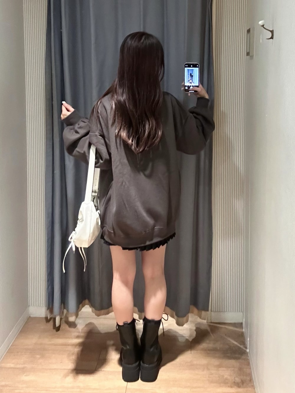 ホワイト系のショルダーバッグ、ブラック系のTシャツ/カットソー、ブラック系のスカートを着用したレディースの秋コーディネートの5枚目の写真