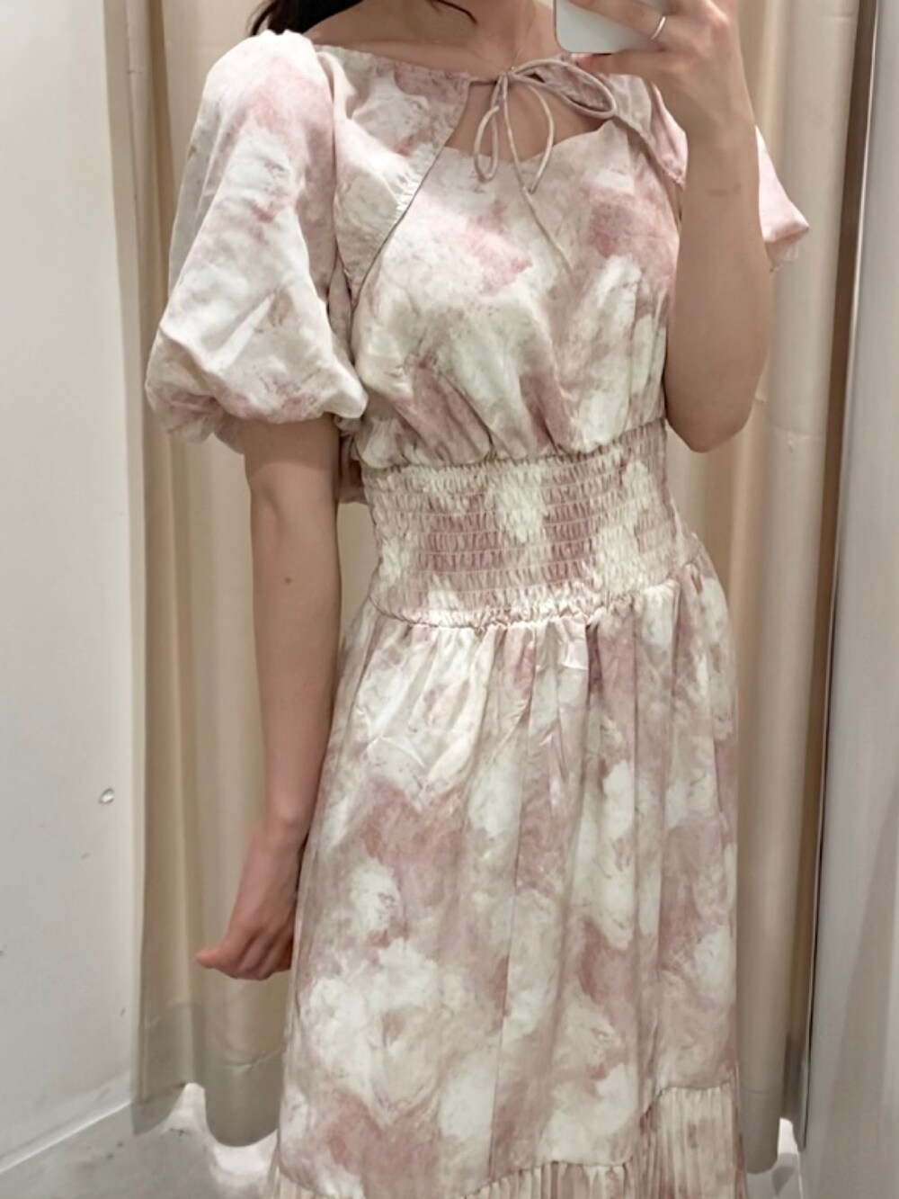 ピンク系のワンピース、ホワイト系のサンダルを着用したレディースの春コーディネートの4枚目の写真