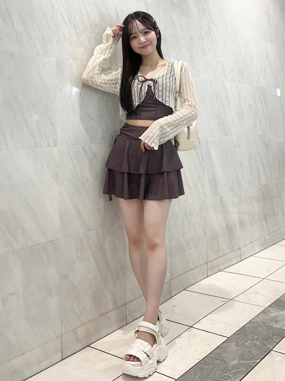 ブラウン系の水着を着用したレディースの春コーディネートの3枚目の写真