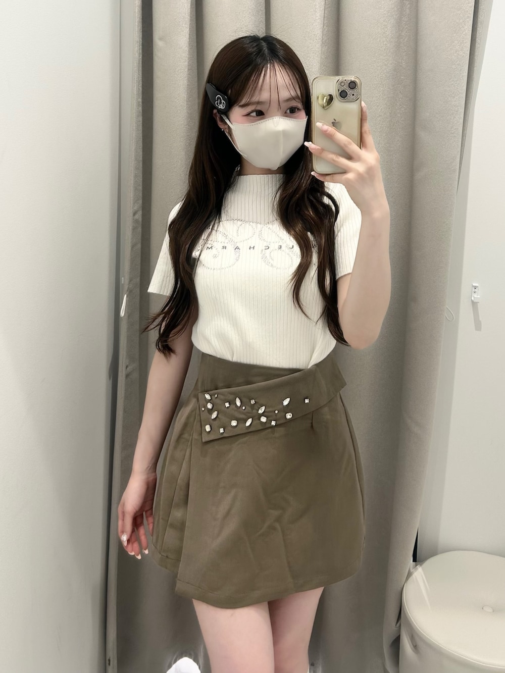 ブラウン系のスカート、ホワイト系のニット/セーター、ホワイト系のドレスシューズを着用したレディースの春コーディネートの3枚目の写真