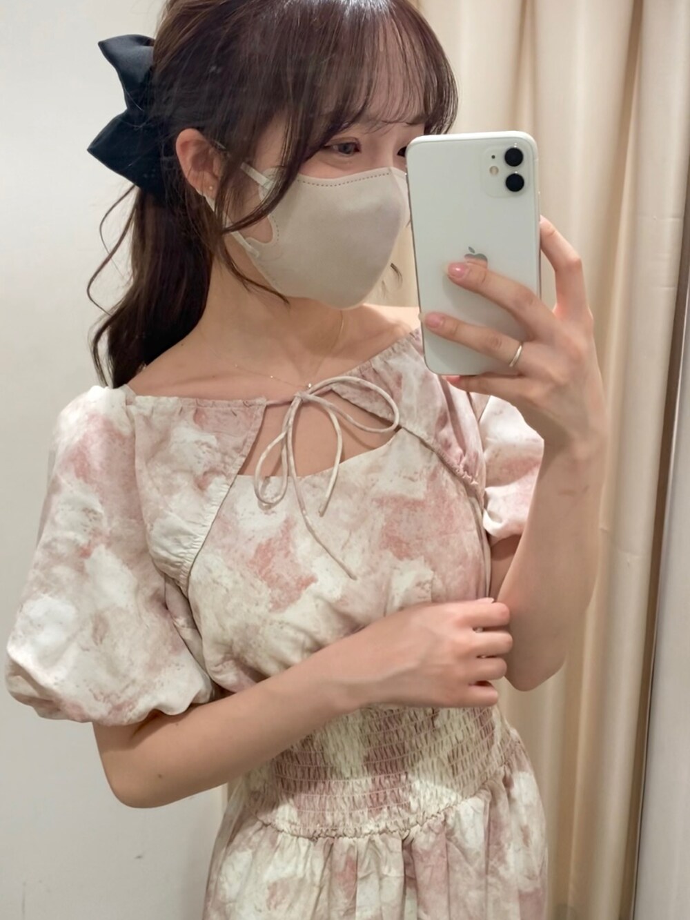 ピンク系のワンピース、ホワイト系のサンダルを着用したレディースの春コーディネートの3枚目の写真