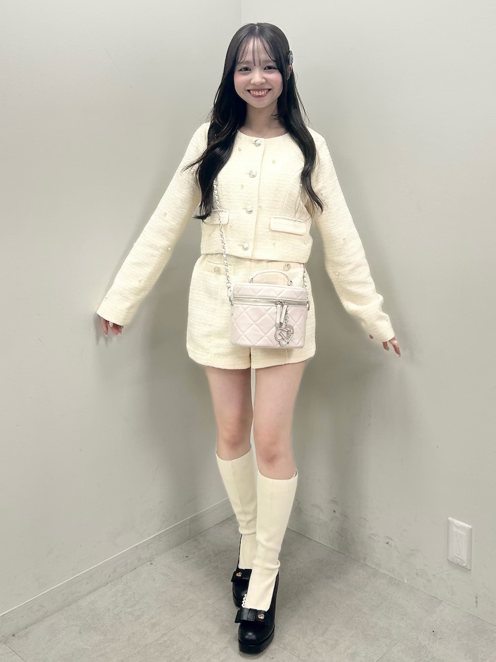 ホワイト系のショルダーバッグ、ホワイト系のその他パンツ、ブラック系のショルダーバッグを着用したレディースの春コーディネートの5枚目の写真