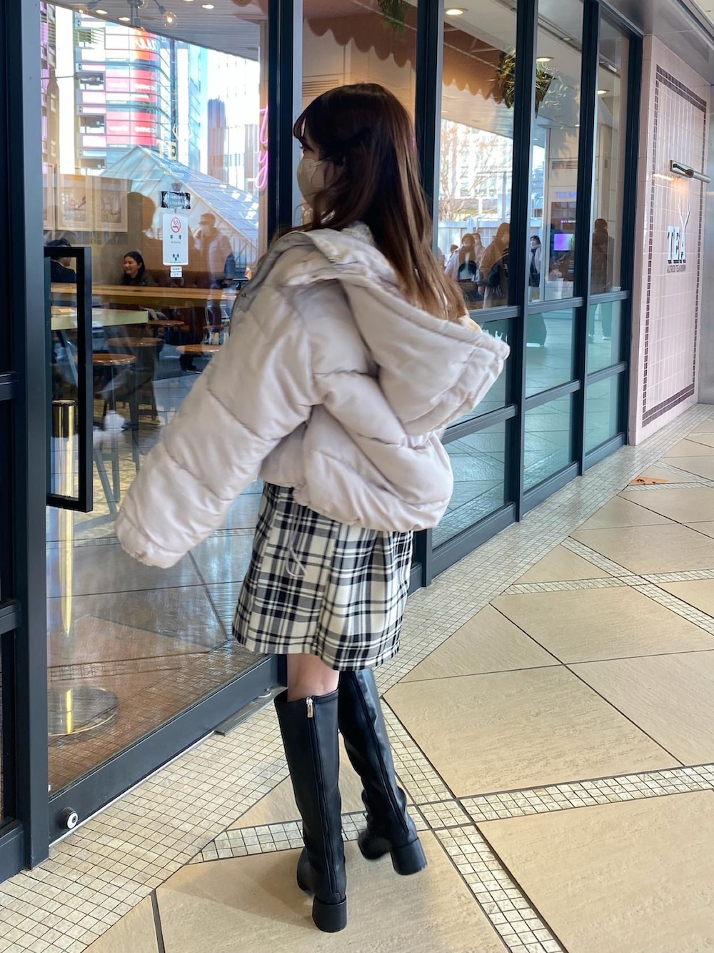 ベージュ系のダウンジャケット/コート、ブラック系のワンピース、ブラック系のその他パンツを着用したレディースの冬コーディネートの4枚目の写真