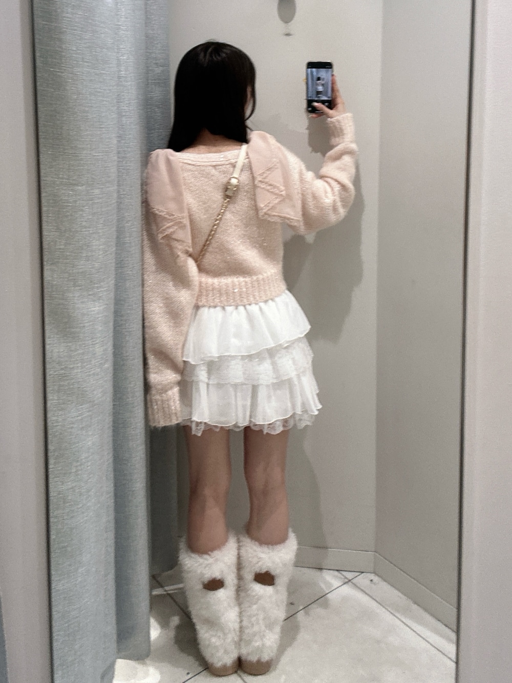 ホワイト系のその他シューズ、ピンク系のトップス、ピンク系のニット/セーターを着用したレディースの秋コーディネートの5枚目の写真