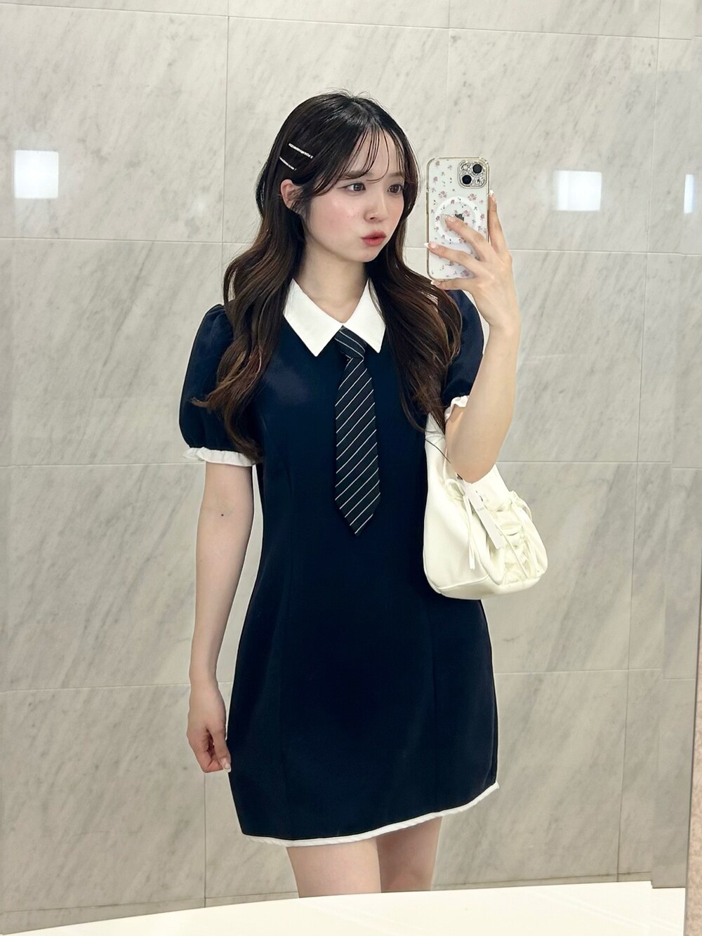 ホワイト系のショルダーバッグ、ホワイト系のその他シューズ、ブルー系のワンピースを着用したレディースの春コーディネートの4枚目の写真