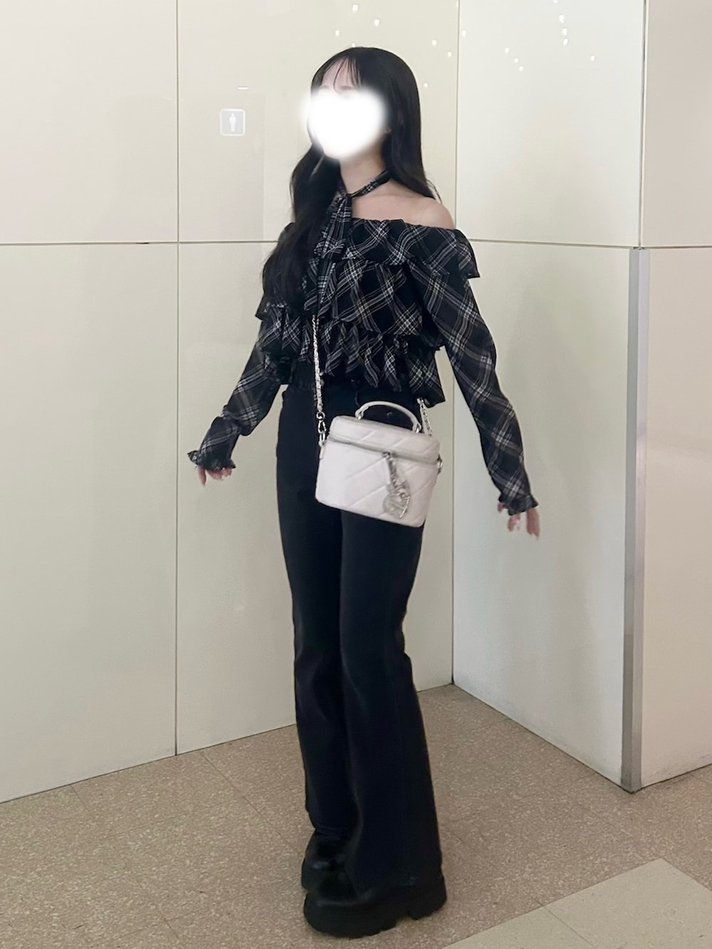 ホワイト系のショルダーバッグ、ブラック系のデニムパンツ、ブラック系のシャツ/ブラウスを着用したレディースの春コーディネートの3枚目の写真