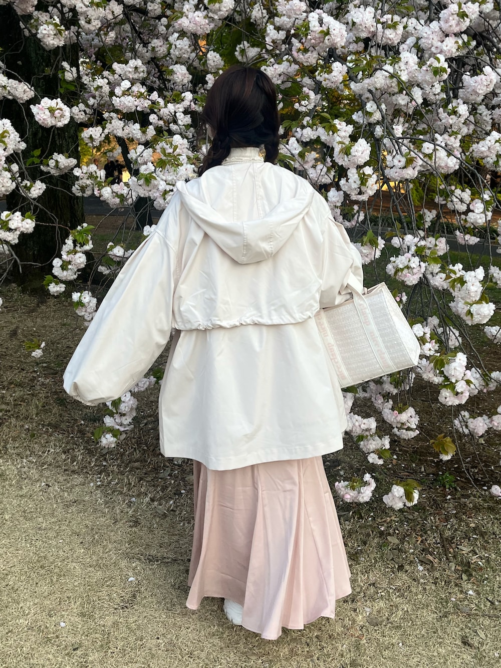 ホワイト系のマウンテンパーカーを着用したレディースの冬コーディネートの3枚目の写真