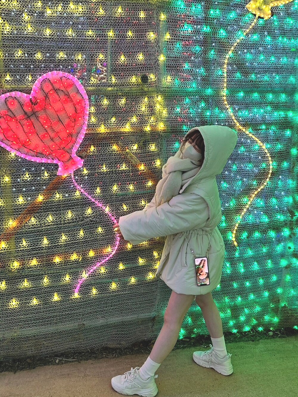 ホワイト系のダウンジャケット/コートを着用したレディースの冬コーディネートの2枚目の写真