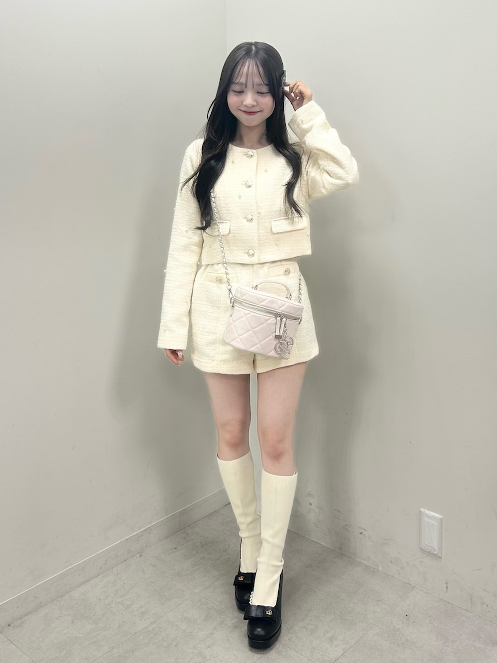 ホワイト系のショルダーバッグ、ホワイト系のその他パンツ、ブラック系のショルダーバッグを着用したレディースの春コーディネートの8枚目の写真