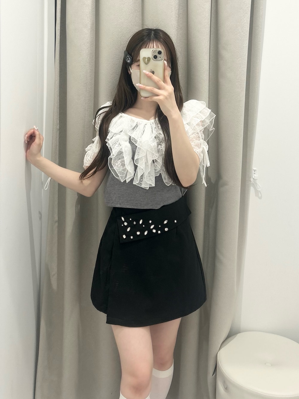 グレー系のTシャツ/カットソー、ブラック系のスカート、ホワイト系のドレスシューズを着用したレディースの春コーディネートの3枚目の写真
