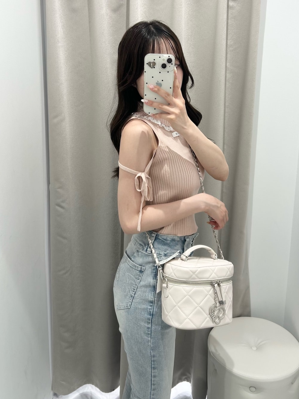 ピンク系のアンサンブル、ホワイト系のショルダーバッグ、ブルー系のデニムパンツを着用したレディースの夏コーディネートの6枚目の写真