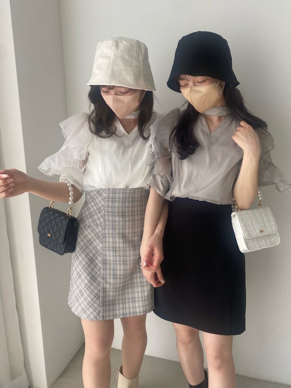 「春夏コーデ、春服みてみて、春、夏コーデ、キレイめカジュアル、プチプラコーデ、モノトーン、韓国ファッション、大人ガーリー、ミニスカート、ブラウス、リボン、おそろいコーデ、いいね、save、フォローお願いします🤑、低身長」|「one after another NICE CLAUPのマルチwayリボンブラウス(シャツ/ブラウス、グレー系)」を使った、Yu.さん(骨格ウェーブ・レディース・150cm)の春コーディネートの2枚目の写真