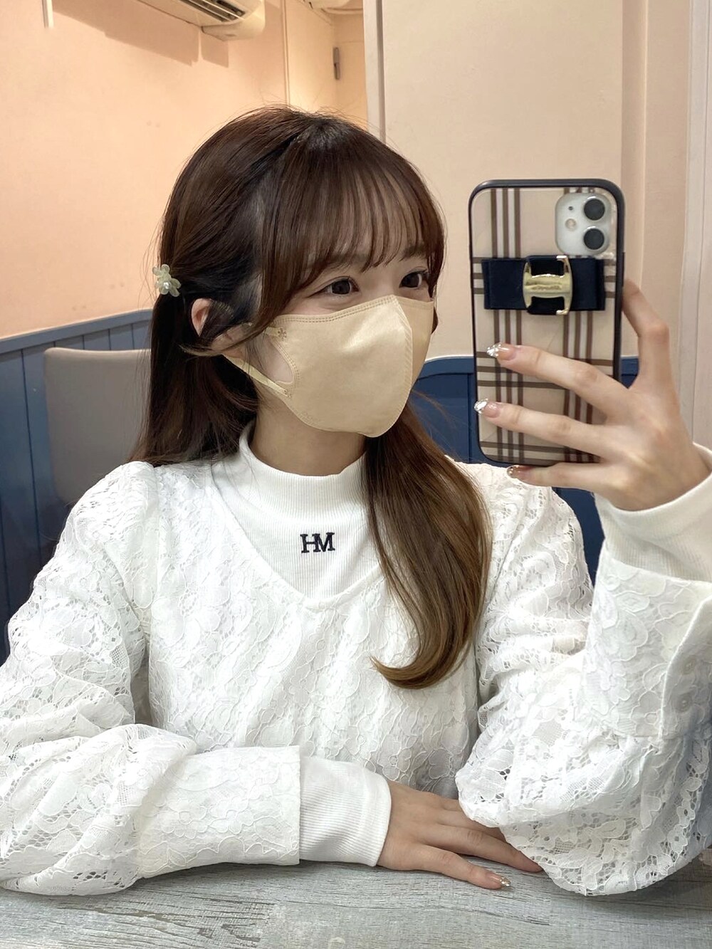 ブラック系のブーツ、ホワイト系のワンピースを着用したレディースの冬コーディネートの4枚目の写真