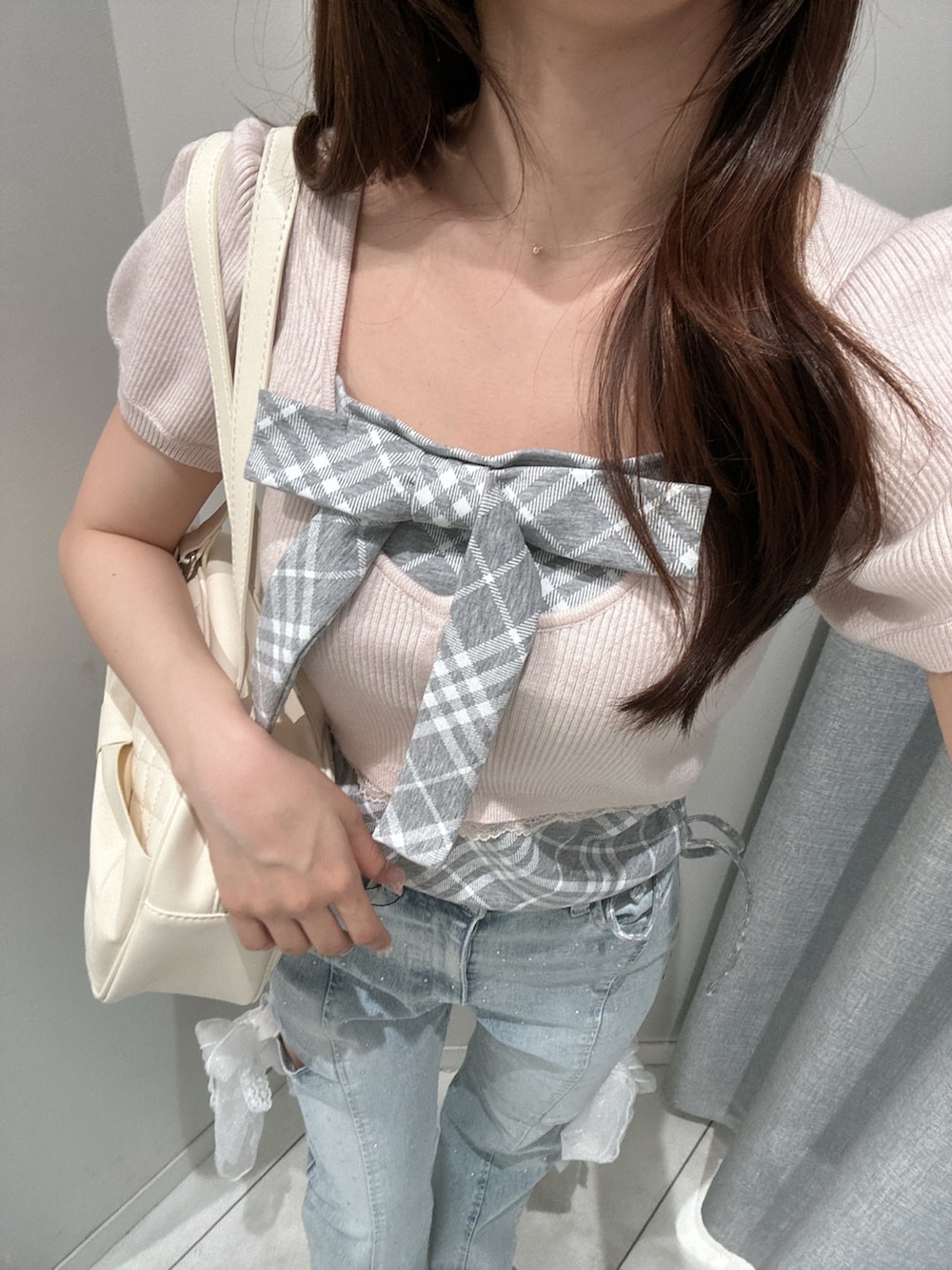 ブルー系のデニムパンツ、ピンク系のワンピース、ホワイト系のスニーカーを着用したレディースの夏コーディネートの7枚目の写真