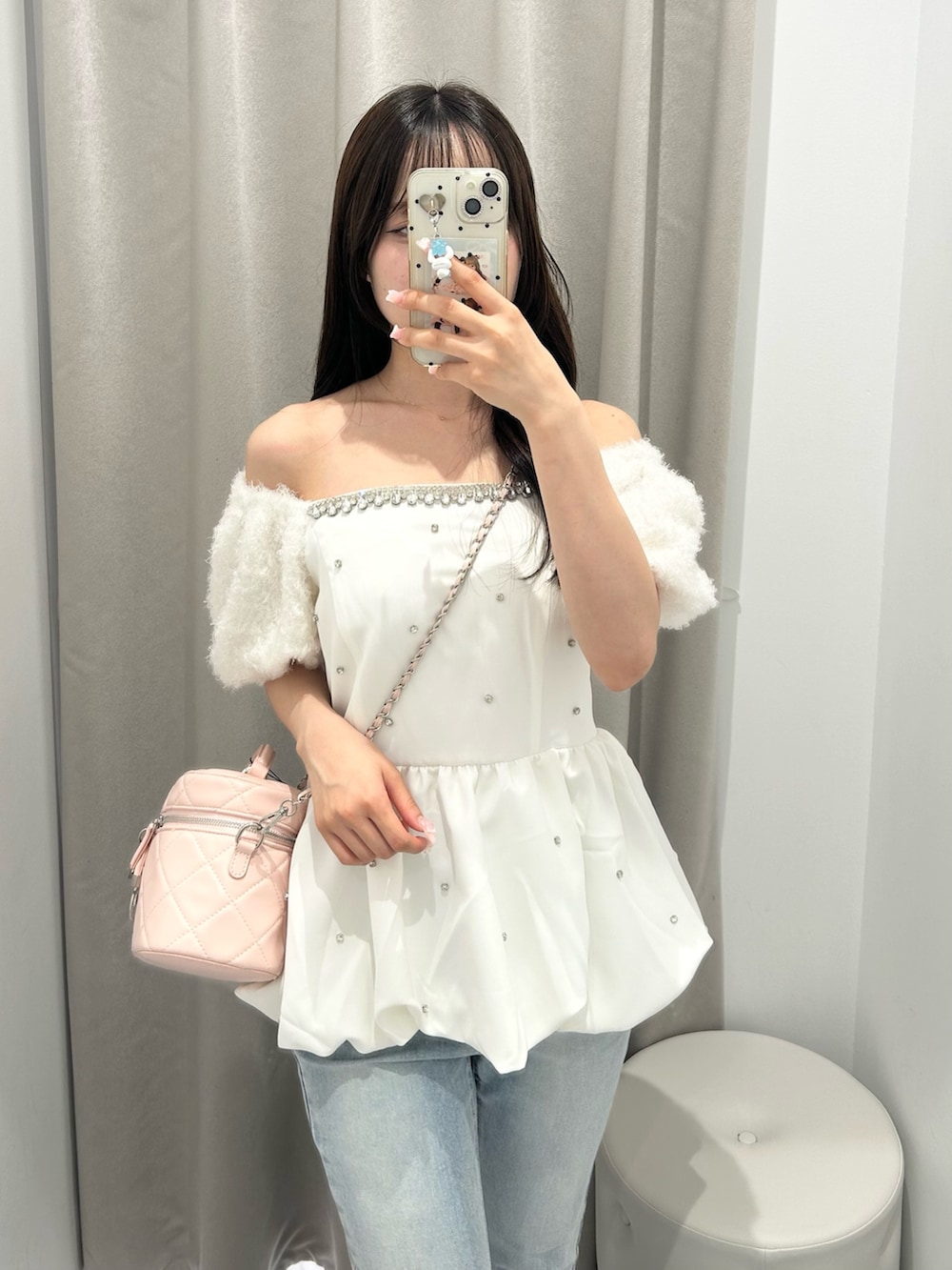 ブルー系のデニムパンツ、ピンク系のショルダーバッグ、ホワイト系のシャツ/ブラウスを着用したレディースの夏コーディネートの5枚目の写真