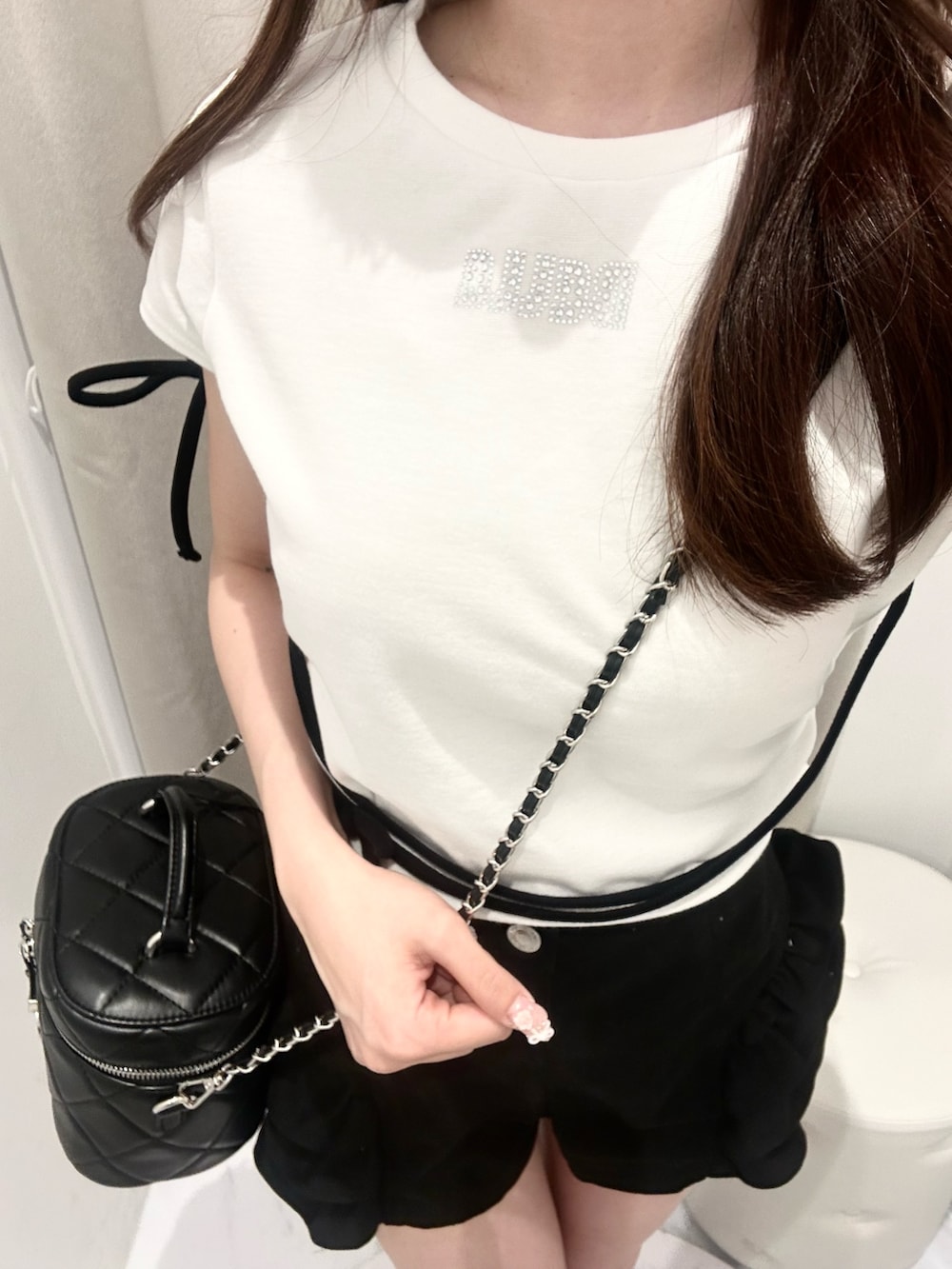 ホワイト系のTシャツ/カットソー、ブラック系のその他パンツ、ブラック系のショルダーバッグを着用したレディースの夏コーディネートの5枚目の写真