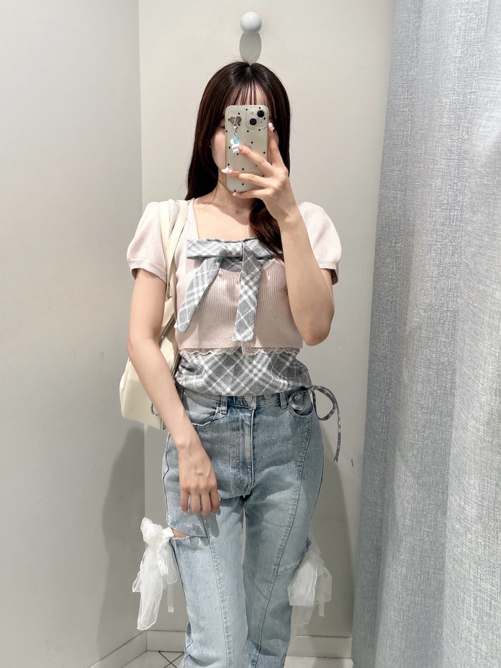 ブルー系のデニムパンツ、ピンク系のワンピース、ホワイト系のスニーカーを着用したレディースの夏コーディネートの5枚目の写真