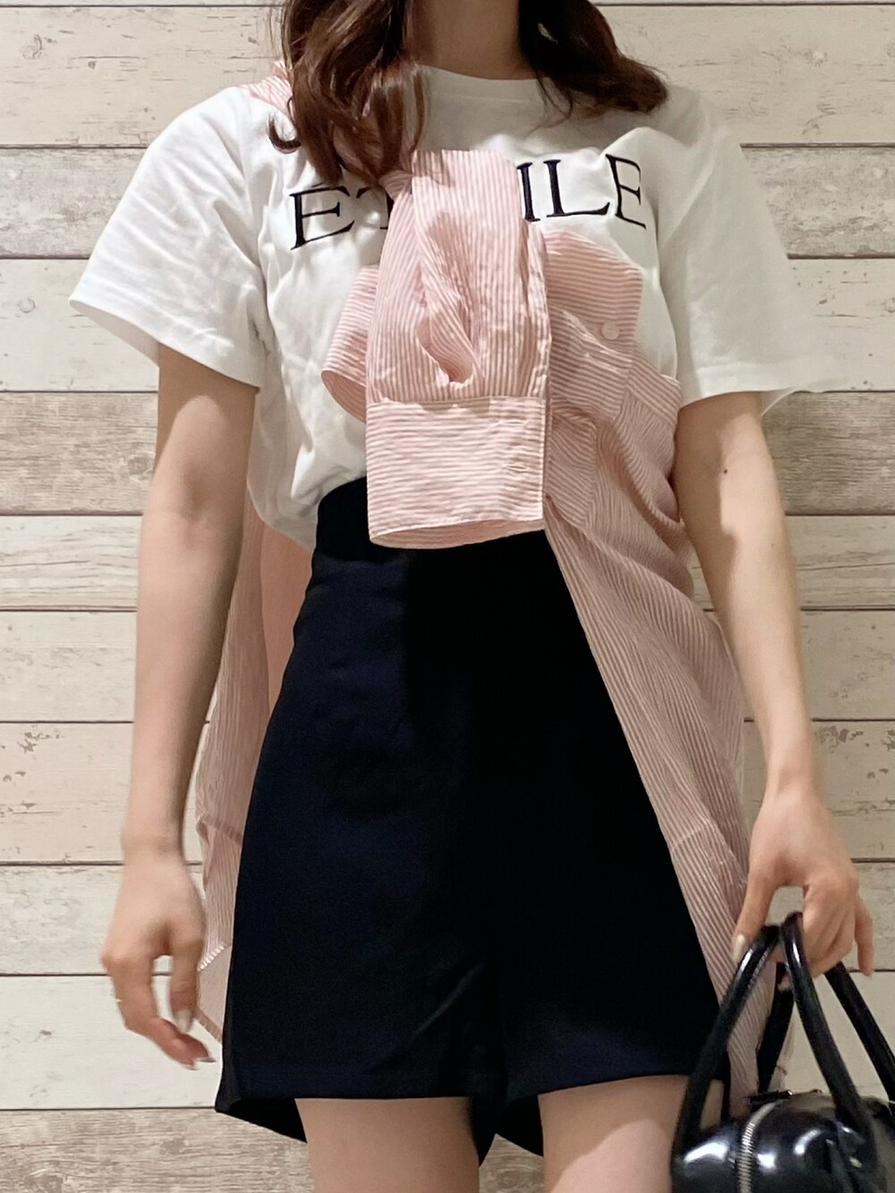 ホワイト系のTシャツ/カットソー、ピンク系のシャツ/ブラウス、ブラック系のその他パンツを着用したレディースの夏コーディネートの2枚目の写真