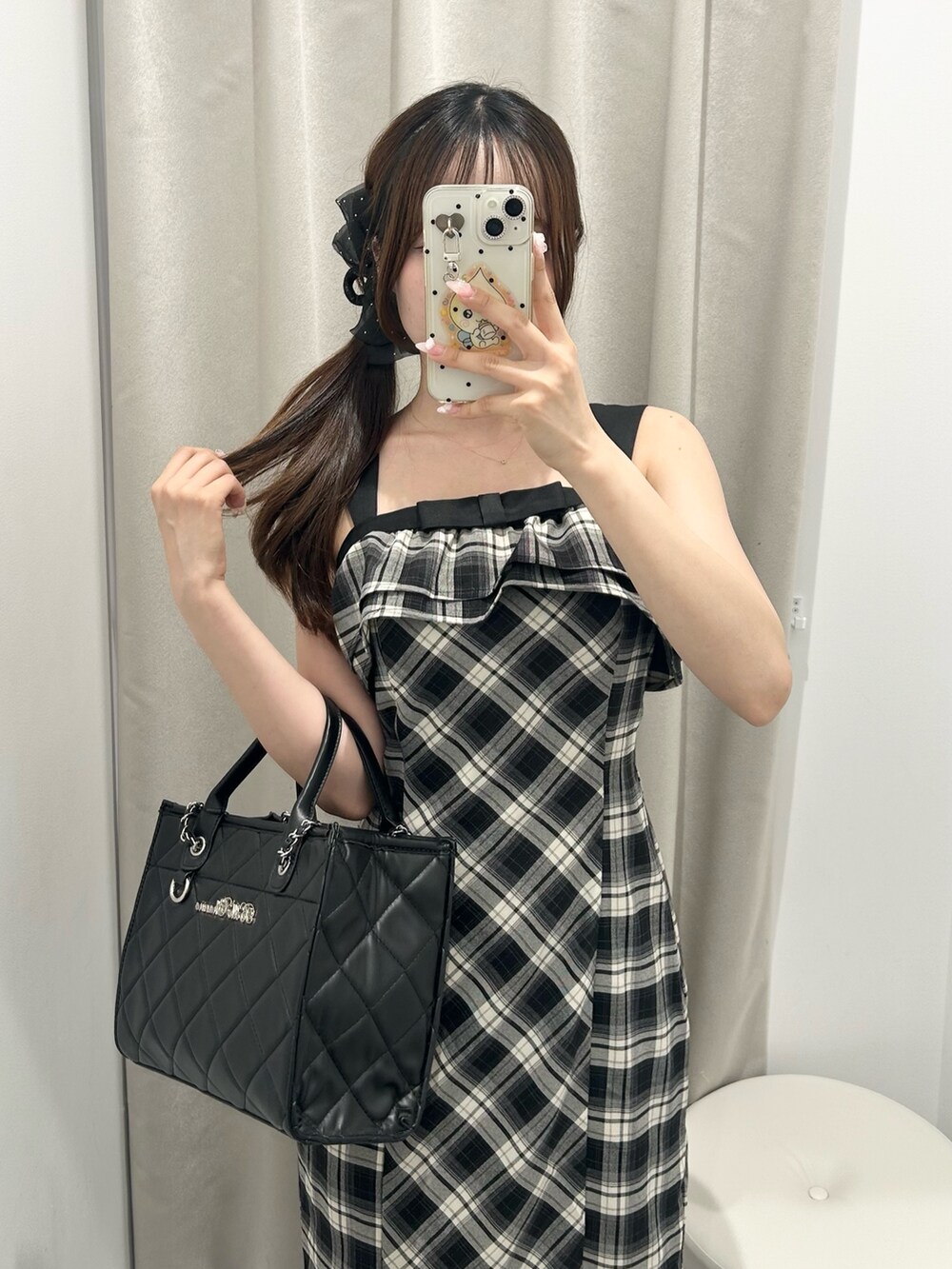 ブラック系のトートバッグ、ブラック系のワンピース、ブラック系のその他シューズを着用したレディースの夏コーディネートの7枚目の写真